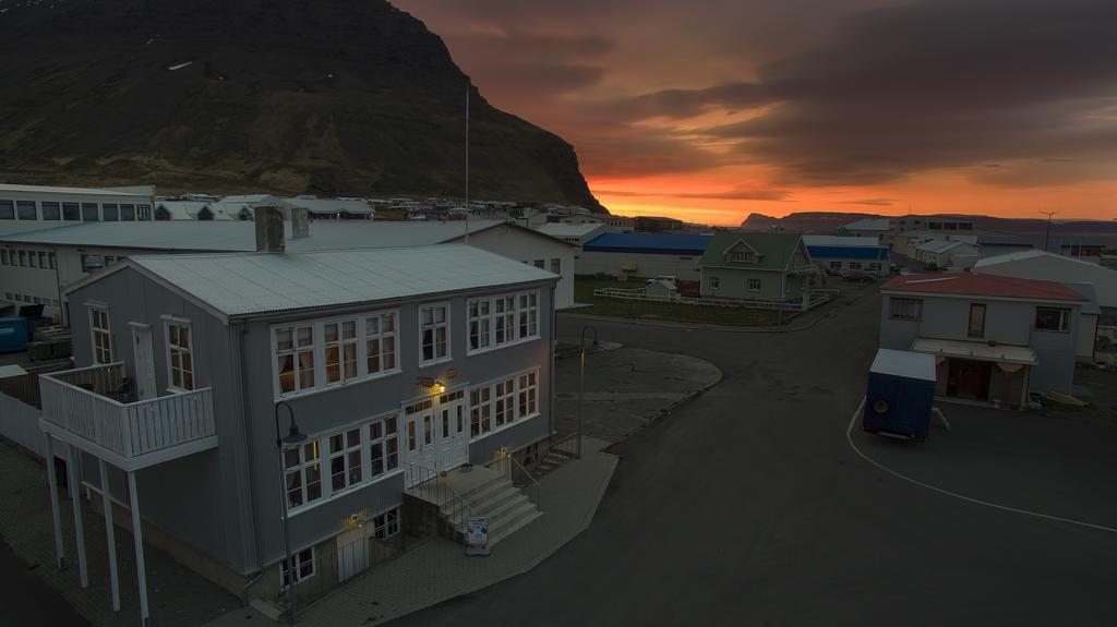 Einarshúsid Guesthouse Bolungarvík Exterior foto